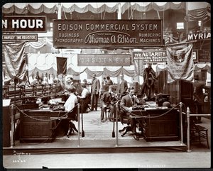 1905年、ニューヨークのマディソンスクエアガーデンでのトレードショーでのオフィス機器のEdison Co.ブースの様子（シルバーゼラチンプリント） 作： Byron Company
